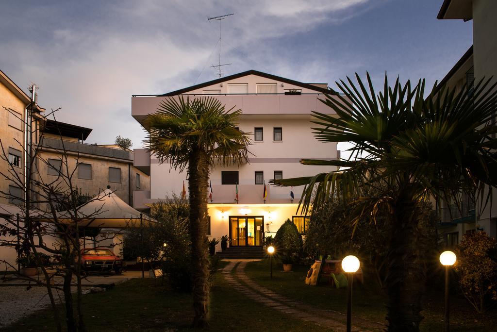 Albergo Ridente Лідо-ді-Єзоло Екстер'єр фото