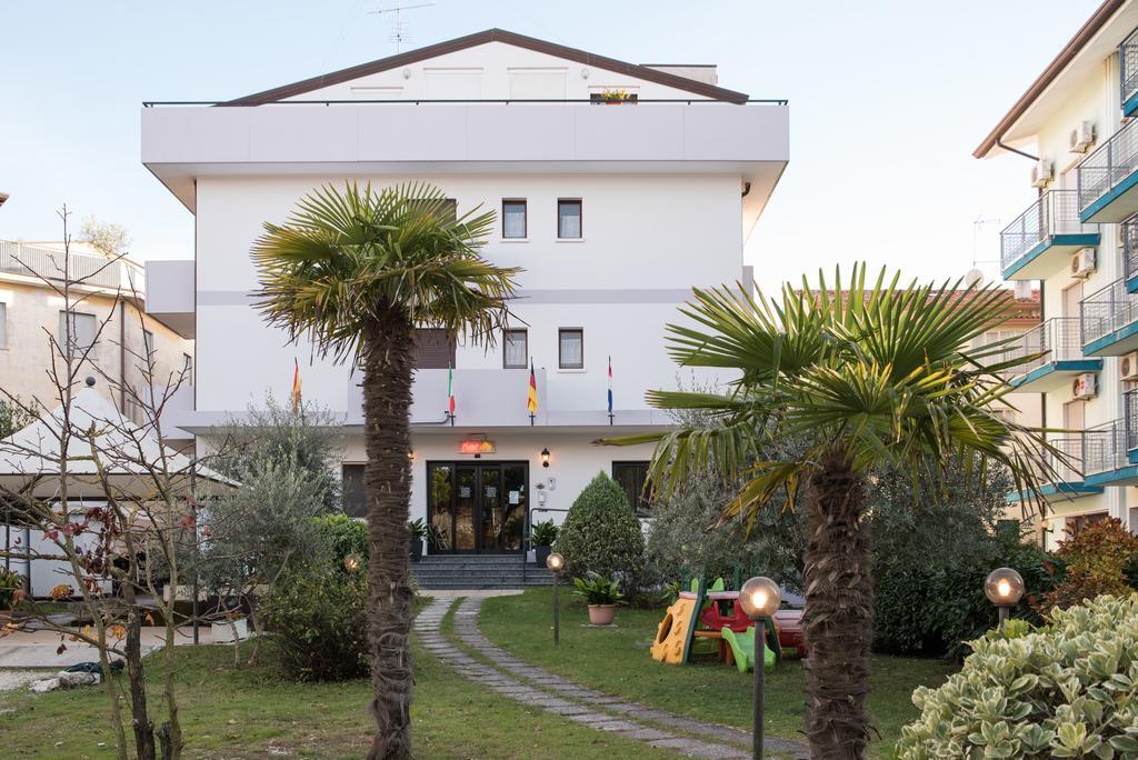 Albergo Ridente Лідо-ді-Єзоло Екстер'єр фото